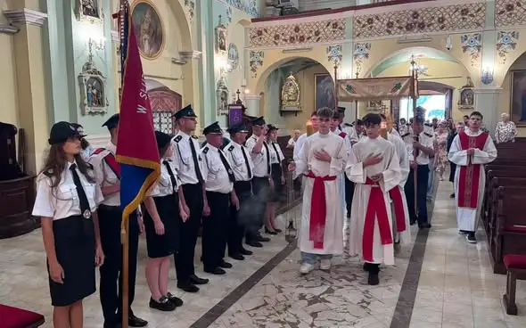 Druhowie z OSP Majdan Królewski na uroczystościach odpustowych w parafii św. Bartłomieja
