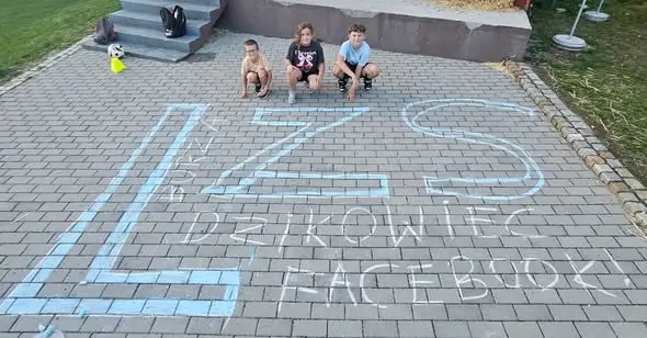Młodzi kibice z Dzikowca namalowali napis wspierający LZS Burzę Dzikowiec
