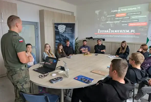 Wojsko Polskie odwiedziło szkoły i urzędy pracy w Mielcu i Kolbuszowej