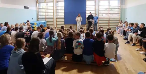 33. edycja „Sprzątania świata” w szkole – dzieci stworzyły „żywą kroplę wody”