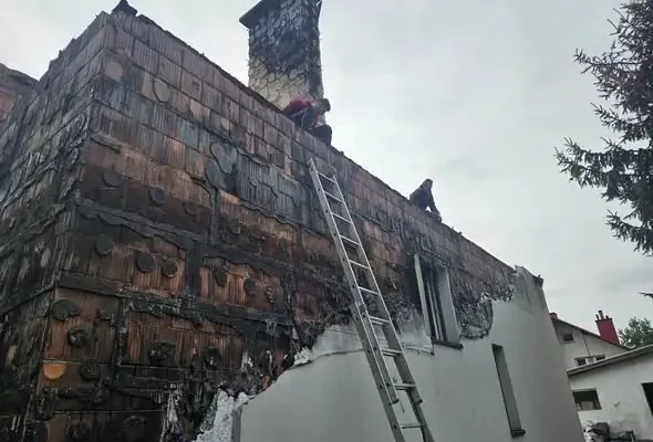 Druhowie z OSP Raniżów pomogli w rozbiórce dachu po pożarze