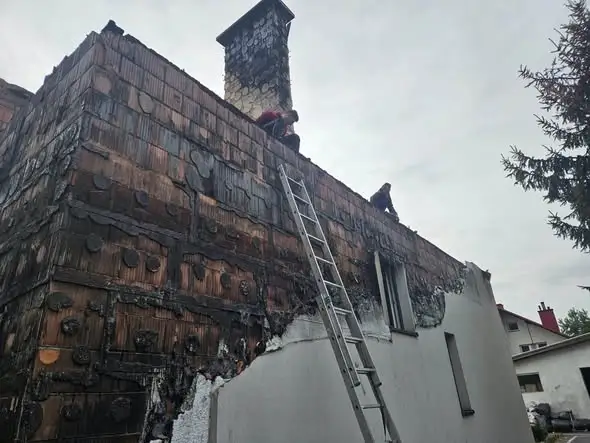 Druhowie z OSP Raniżów pomogli w rozbiórce dachu po pożarze
