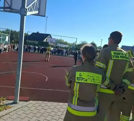 Ćwiczenia ewakuacyjne w Szkole Podstawowej w Cmolasie z udziałem strażaków