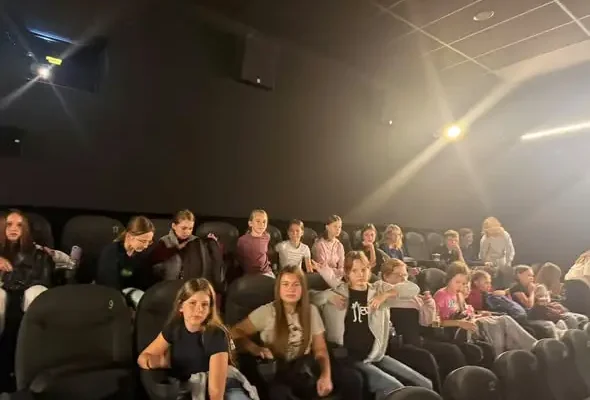 Klasy piąte z wizytą w Rzeszowie – kino i FlyPark w jednym dniu