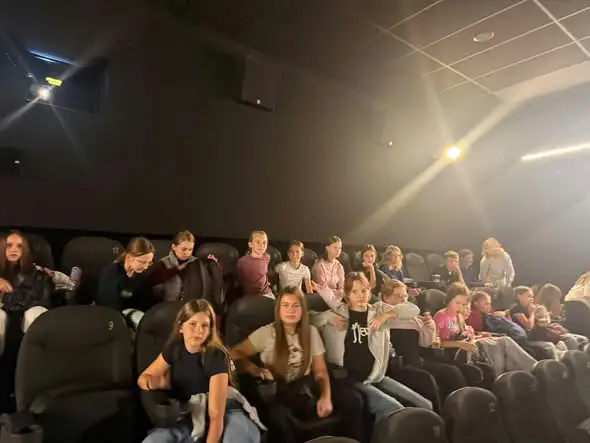 Klasy piąte z wizytą w Rzeszowie – kino i FlyPark w jednym dniu
