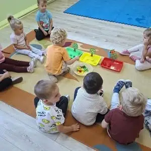 Dzień Jabłka w przedszkolu – Biedroneczki na owocowej zabawie