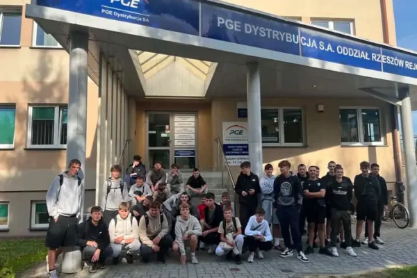 Uczniowie technikum elektrycznego z Kolbuszowej odwiedzili PGE Dystrybucja w Mielcu
