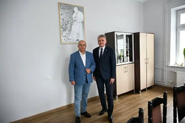 Nowy chodnik i oświetlenie przy DK9 w Kupnie – inwestycja GDDKiA