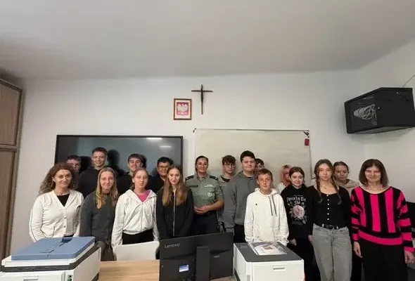 Uczniowie z Weryni poznali tajniki musztry Krajowej Administracji Skarbowej