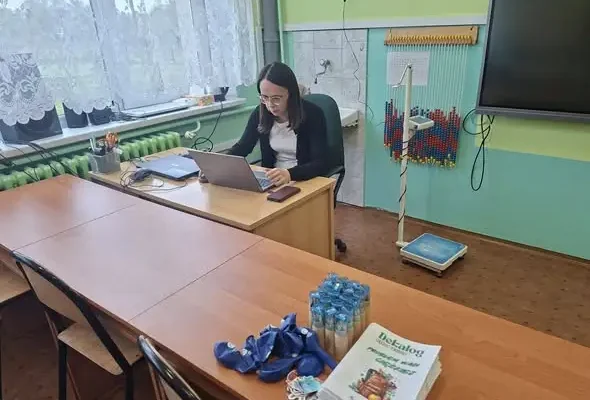 Akcja ważenia plecaków w Zarębkach – SANEPID i PSSE Kolbuszowa dbają o kręgosłupy uczniów