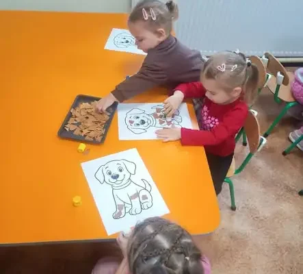 Misie z Przedszkola nr 1 w Kolbuszowej tworzyły pieski metodą wydzieranki