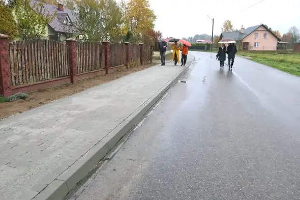 Nowy chodnik w Hucisku oficjalnie oddany do użytku